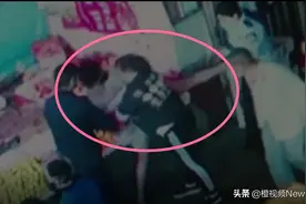 广西柳州一女子骑车强闯菜市场，被抓后飞踹女监管员肚子图片