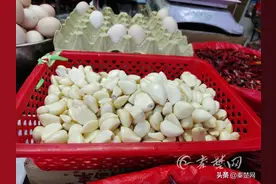 从“蒜你狠”到“蒜你惨”十堰蒜价较去年跌七成图片