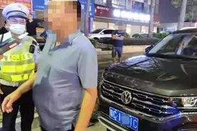 香洲男子连妻子都不管，往金鸡路商铺拼命跑，被抓大叫：我要喝水！图片