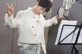 宝藏男孩周深又换了营业对象，最新单曲竟和一块手机屏幕有关！图片