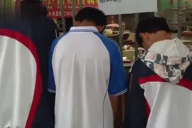 陕西三原3名中学生欺辱流浪老人，家长当面致歉图片