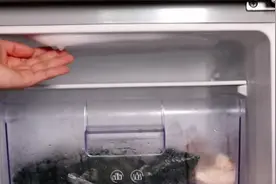 冰箱结冰太厚不要铲，老保姆教你一招，5分钟冰块哗哗往下掉图片