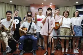 白天手术刀晚上做音乐，湖州有个13名医生组成的乐队，唱的歌太好听了图片