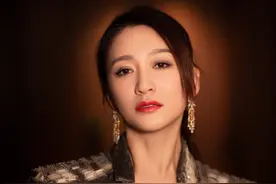 李小冉穿的好潮！银色亮片西服套装气场全开，真是够霸气图片