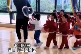 笑哭了，幼儿园进行防拐演习，“人贩子”成功带走了全班小朋友图片