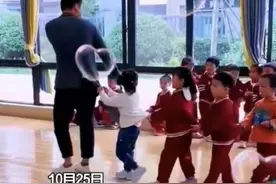 笑哭了，幼儿园进行防拐演习，“人贩子”成功带走了全班小朋友图片