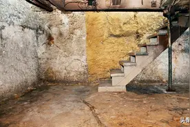 美国网友搬进新家后发现隐藏密室吓坏了，其中堪比恐怖电影的现场图片