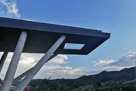 清远熹乐谷悄悄开了一个水上乐园，还带全国首个悬空无边际泳池图片