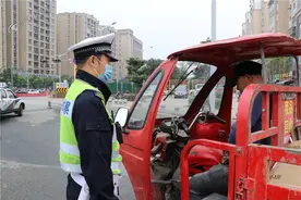 戴了没？系了没？“一盔一带”交通安全“警”相随图片