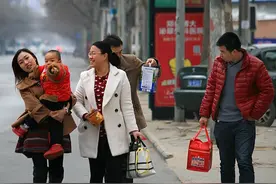 农村走亲戚拜年赶场演戏，一天跑20家，大舅：不吃饭就把礼物带走图片