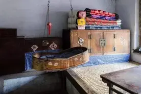 南方人想不通，为啥东北一家人都睡一个炕上，新婚夫妻不尴尬吗图片