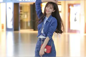 沈梦辰外出购物，穿牛仔裙露白皙大腿，笑容灿烂十分迷人图片