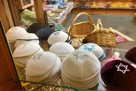 犹太人头顶上的小圆帽有何来历，不怕被风刮跑吗？图片