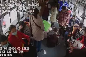 小孩子公交车上玩闹遭妈妈打骂，爸爸一巴掌呼向妈妈，周围乘客看不下去了图片