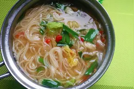 煮面条，最忌讳水开就下锅，老厨师透露“诀窍”，面条出锅不成团图片