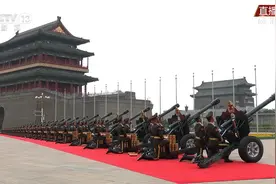 三军仪仗队护送国旗进场，100响礼炮创新中国历次活动之最图片