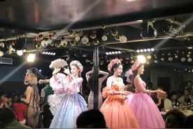 都是人妖，泰国的卖艺乞食，印度的捧上神坛，为哈待遇差别这么大图片