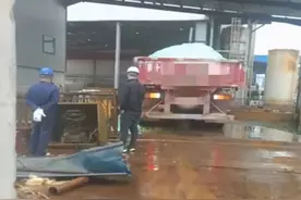 25岁小伙卸货时掉入硫酸亚铁池，全身特重度烧伤！哭诉：能不能有后代都不知道图片