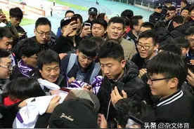 频繁被调侃的男足国脚！退役后开连锁水果店，岳父是知名企业家图片