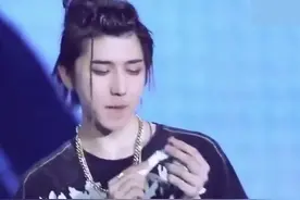 蔡徐坤身高182，宋威龙身高182，当两人同框后，真实身高很明显