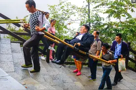 农民轿夫真实生活：每天上下深山台阶，月收3000元，靠体力挣钱图片