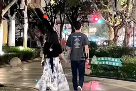 王子文吴永恩约会被偶遇，两人牵手揽腰一起吃甜品，低调又幸福图片