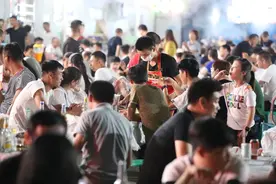 单店日最高营收40万！它靠“虾尾+烧烤”一火30年图片