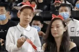 霍思燕人胖真有旺夫相，穿黑白拼接色挂肩裙看电影，双下巴太抢镜图片