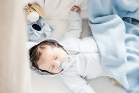 为何孩子晚上睡觉总不盖被子，还不会着凉生病呢？看看科学解释图片