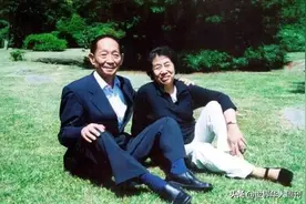 夫人坐轮椅泪别袁隆平：50块钱的婚礼，他们却幸福了一辈子图片