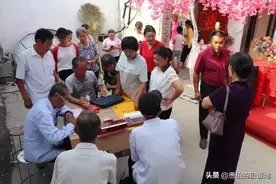 回农村吃大席的这姐俩，聊着聊着，咋还哭上了呢？图片