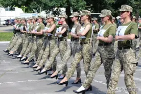 乌克兰女兵穿高跟鞋游行惹争议 国防部：会提供更舒适的高跟鞋图片
