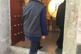 走路先迈左脚还是右脚？为啥说“先迈左脚为贵”？你走路先迈哪只图片