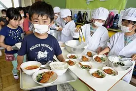 看完日本小学生的午餐，终于明白：日本人体质好是有道理的图片