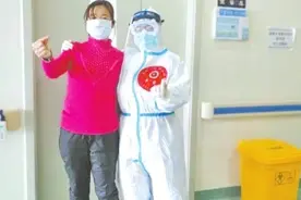 河南援湖北护士与患者病房高歌，平时经常想尽办法逗他们开心图片