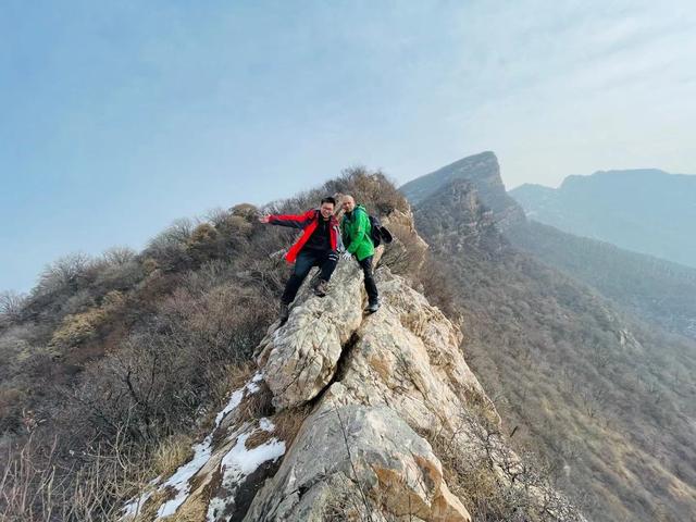 郑州驴友徒步经典户外线路，万丈梯刀背山穿越小长城黄金大草原