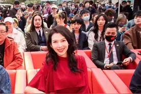 蔡少芬高调亮相，红裙长靴173比例惊人，腰线比178郑恺还高图片