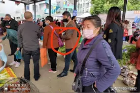 光天化日之下，他把手伸向了这位阿姨！市民立功了图片