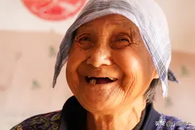79岁农村大妈19年前在城市当护工，返乡后2个雇主来认妈，啥情况图片