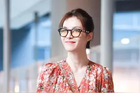 钟楚曦一改往日御姐形象，穿西柚红印花裙清新甜美，尽显娇美温柔图片