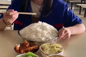 南昌，00后女工饭量大走红，每天吃两大盆，工厂小伙未敢追求图片