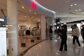 探访：H&M郑州线下门店正常营业遭围观，有顾客得知相关信息后气愤离开图片