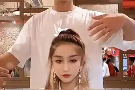 李晨和美女网红合拍视频 为女方按摩表情逗趣图片