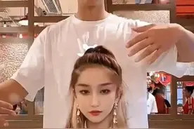 李晨和美女网红合拍视频 为女方按摩表情逗趣图片