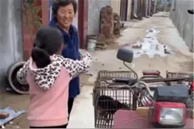 奶奶为了10块钱，笑着卖掉养了2年的狗，孙女坐地上崩溃大哭图片