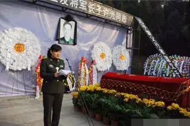 许世友之子许光追悼会：布置简陋，生前将20万元积蓄捐给新县图片