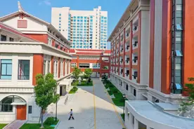 空中足球场！这所学校美翻了~图片