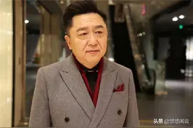于谦击败吴京张涵予沈腾等拿影帝，盛装出席颁奖礼，造型成亮点图片