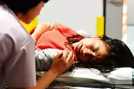 孕妇有意隐瞒生育史，在病房惊险生子，产科医生：你这不是头胎图片