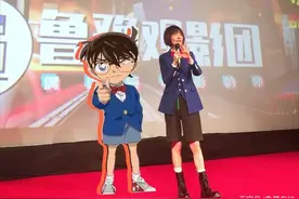 《名侦探柯南》剧场版超前点映，鲁豫cos柯南解锁侦探迷新身份图片